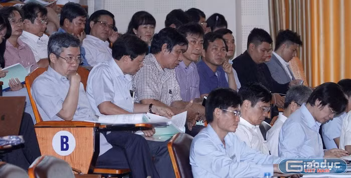 Các đại biểu đến từ các trường đại học, cao đẳng đào tạo giáo viên và các nhà khoa học, chuyên gia giáo dục về tham gia hội thảo khoa học với chủ đề: "Các giải pháp ổn định, phát triển, hình thành mạng lưới và nâng cao chất lượng đào tạo, bồi dưỡng giáo viên hiện nay và trong những năm tới” - ảnh Trinh Phúc.