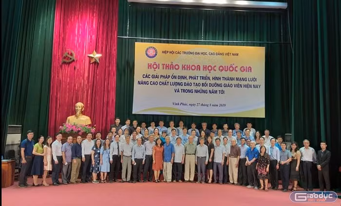 Các đại biểu dự hội thảo chụp ảnh lưu niệm, ảnh: Trinh Phúc.