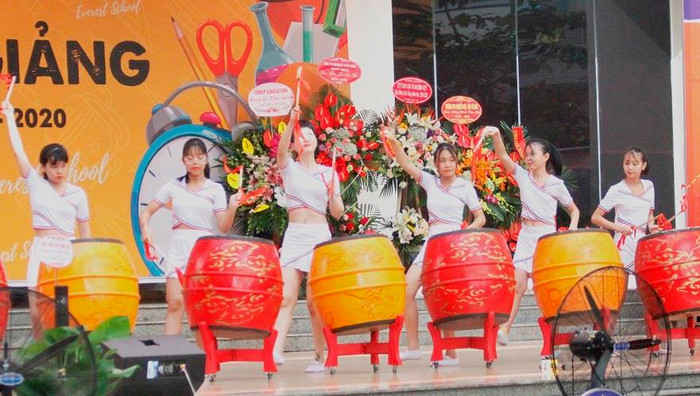 Màm đánh trống hội đã tạo nên âm hưởng hào hùng cho lễ khai giảng (ảnh Trinh Phúc).