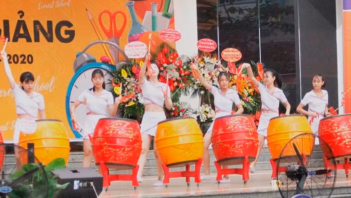 Màm đánh trống hội đã tạo nên âm hưởng hào hùng cho lễ khai giảng (ảnh Trinh Phúc).