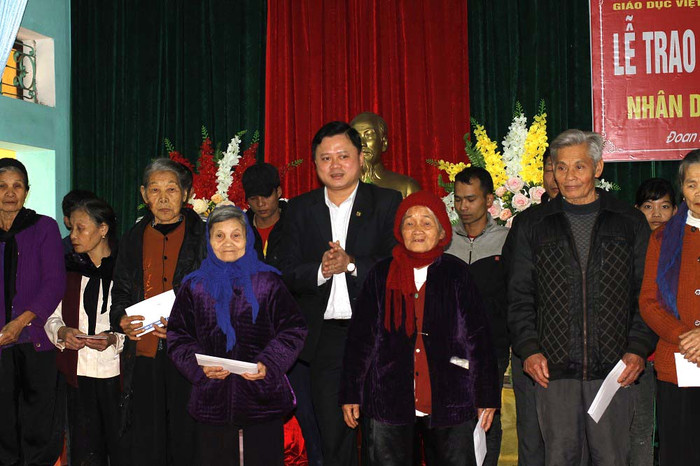 Theo ông Nguyễn Anh Hùng, món quà của Tổng Biên tập Nguyễn Tiến Bình là nguồn động viên tinh thần để bà con ăn Tết vui vẻ sum vầy (ảnh Trinh Phúc). Theo ông Nguyễn Anh Hùng, món quà của Tổng Biên tập Nguyễn Tiến Bình là nguồn động viên tinh thần để bà con ăn Tết vui vẻ sum vầy (ảnh Trinh Phúc).