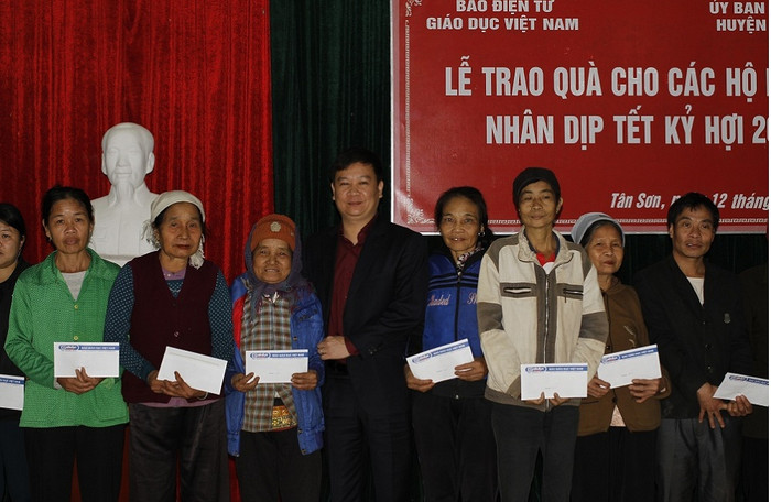 Ông Nguyễn Tiến Bình động viên bà con: &quot;Dù nghèo cũng phải động viên con cháu cố gắng học tập vươn lên để thoát nghèo&quot; (ảnh Trinh Phúc).