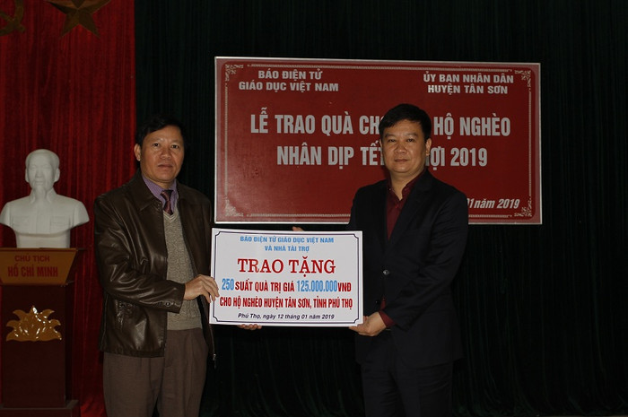 Ông Nguyễn Tiến Bình, Tổng Biên Tập Báo Điện tử Giáo dục Việt Nam (phải) và ông Vũ Tiến Bắc, Phó Chủ tịch Ủy ban nhân dân huyện Tân Sơn, tỉnh Phú Thọ tại lễ trao quà (ảnh Trinh Phúc).