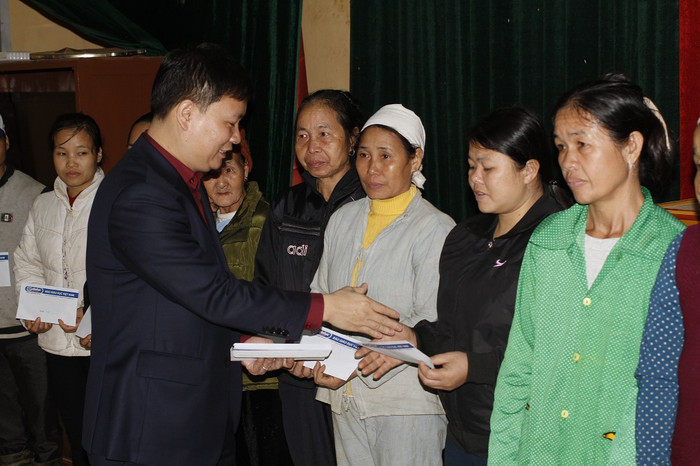 Ông Nguyễn Tiến Bình trao các suất quà cho hộ nghèo tại huyện Tân Sơn (Phú Thọ) - ảnh Trinh Phúc.