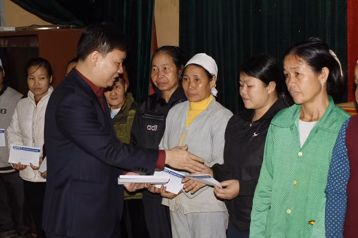 Ông Nguyễn Tiến Bình trao các suất quà cho hộ nghèo tại huyện Tân Sơn (Phú Thọ) - ảnh Trinh Phúc.