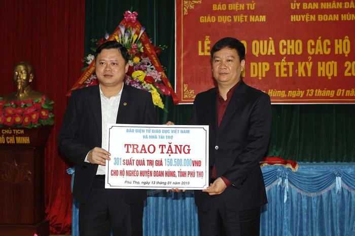 Ông Nguyễn Tiến Bình, Tổng Biên tập Báo Điện tử Giáo dục Việt Nam (phải) và ông Nguyễn Anh Hùng, Phó Chủ tịch huyện Đoan Hùng, tỉnh Phú Thọ (ảnh Trinh Phúc). Ông Nguyễn Tiến Bình, Tổng Biên tập Báo Điện tử Giáo dục Việt Nam (phải) và ông Nguyễn Anh Hùng, Phó Chủ tịch huyện Đoan Hùng, tỉnh Phú Thọ (ảnh Trinh Phúc).