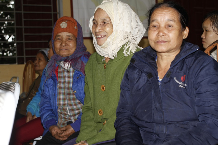 Những khuôn mặt vui vẻ của bà con khi chờ đợi được nhận quà Tết từ Báo Điện tử Giáo dục Việt Nam (ảnh Trinh Phúc).