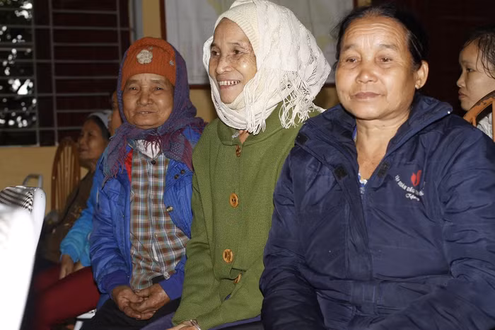 Những khuôn mặt vui vẻ của bà con khi chờ đợi được nhận quà Tết từ Báo Điện tử Giáo dục Việt Nam (ảnh Trinh Phúc).