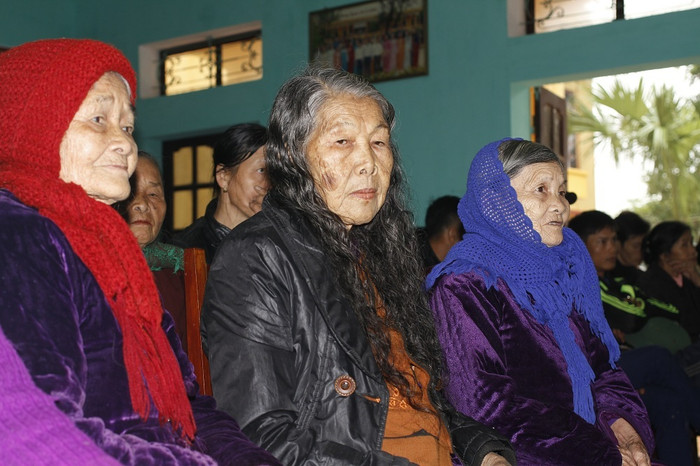 Món quá tuy nhỏ nhưng đó là tấm lòng của Tổng Biên tập Báo Điện tử Giáo dục Việt Nam và nhà tài trợ gửi đến bà con trong dịp Tết năm nay (ảnh Trinh Phúc). Món quá tuy nhỏ nhưng đó là tấm lòng của Tổng Biên tập Báo Điện tử Giáo dục Việt Nam và nhà tài trợ gửi đến bà con trong dịp Tết năm nay (ảnh Trinh Phúc).