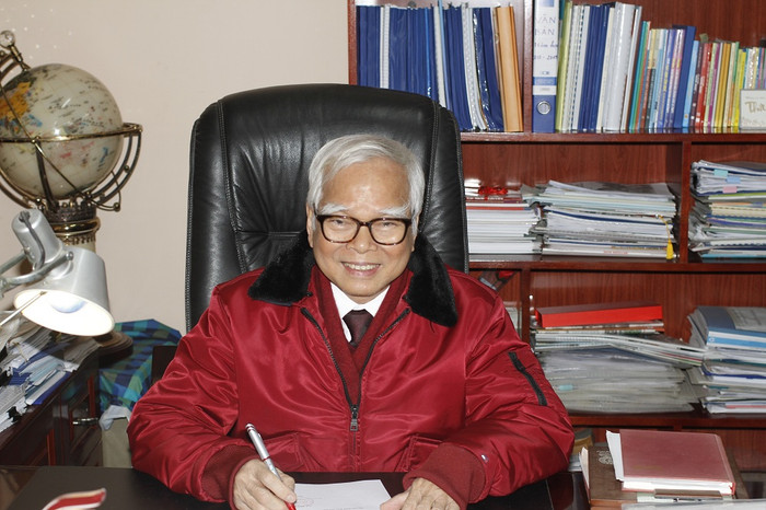 Theo thầy Nguyễn Văn Hòa thì quan điểm giáo dục hà khắc bây giờ không còn ý nghĩa, hoàn toàn không phù hợp với thời đại mới (ảnh Trinh Phúc). Theo thầy Nguyễn Văn Hòa thì quan điểm giáo dục hà khắc bây giờ không còn ý nghĩa, hoàn toàn không phù hợp với thời đại mới (ảnh Trinh Phúc).