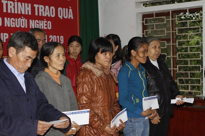 Khi trao tận tay những món quà này, Báo Điện tử Giáo dục Việt Nam mong muốn người nghèo có một cái Tết vui vẻ hơn (ảnh Trinh Phúc). Khi trao tận tay những món quà này, Báo Điện tử Giáo dục Việt Nam mong muốn người nghèo có một cái Tết vui vẻ hơn (ảnh Trinh Phúc).