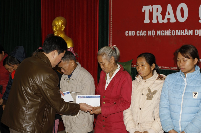 Ông Vũ Tiến Lộc trao quà cho bà con nghèo (ảnh Trinh Phúc).