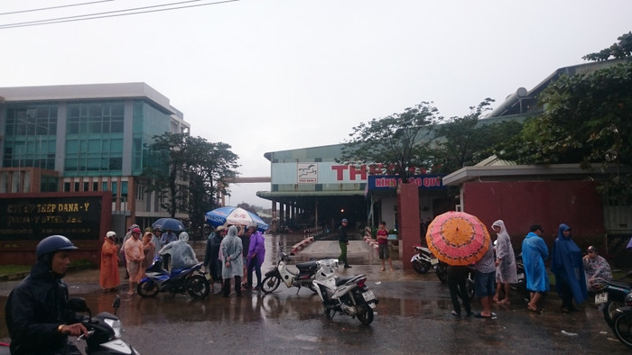 Người dân bao vây nhà máy thép gây ô nhiễm để phản đối. Ảnh: H.L Người dân bao vây nhà máy thép gây ô nhiễm để phản đối. Ảnh: H.L