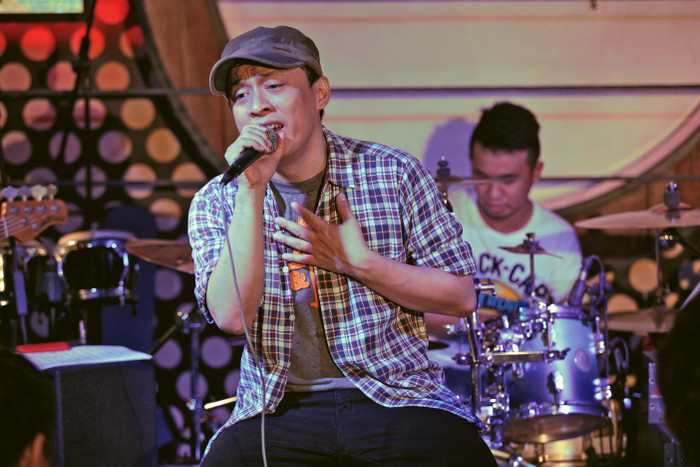 Ca sĩ Lam Trường - một trong những hiện tượng đặc biệt của làng nhạc trẻ Việt Nam trong thập niên 90. Ca sĩ Lam Trường - một trong những hiện tượng đặc biệt của làng nhạc trẻ Việt Nam trong thập niên 90.