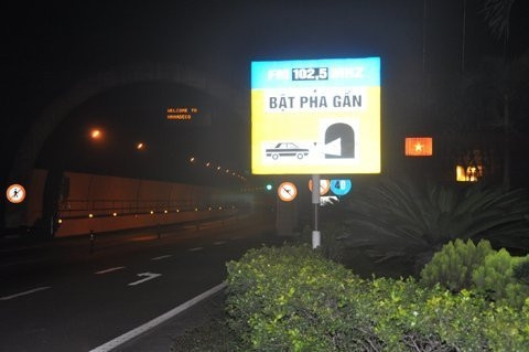 4h sáng, hầm Hải Vân được đóng cửa để làm vệ sinh. Nhung �Sbi mat� trong ham duong bo Hai Van