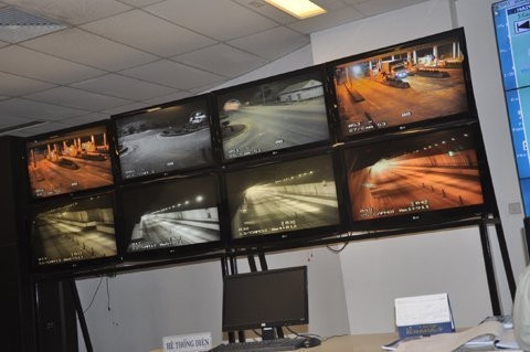 Các kỹ sư đang theo dõi hoạt động trong đường hầm Hải Vân qua màn hình. Nhung �Sbi mat� trong ham duong bo Hai Van