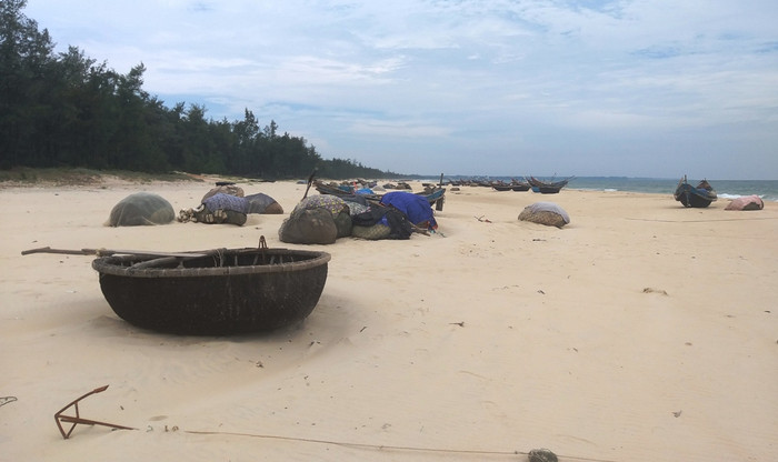 Từ hàng đời nay, người dân thôn Cang Giáng sống với biển, gắn bó với biển. Biển nuôi sống người dân thôn này từ thế hệ này sang thế hệ khác.