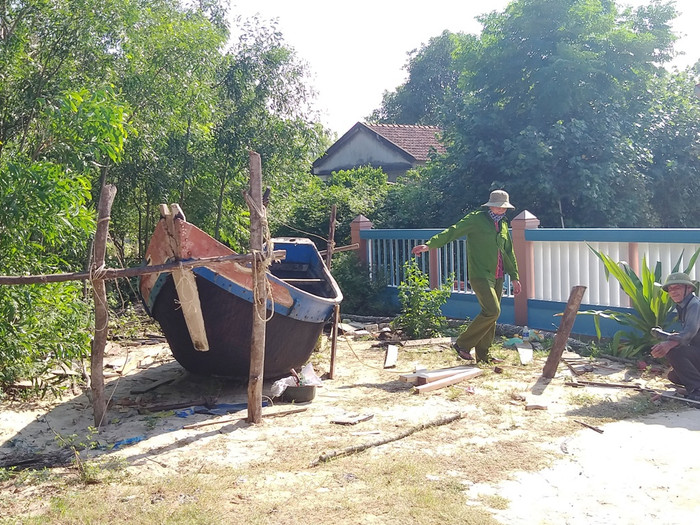 Ngư dân làng biển Cang Gián sửa thuyền chuẩn bị ra khơi.