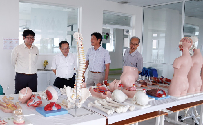 Nhà trường luôn nổ lực để tìm kiếm đầu ra, việc làm cho sinh viên. Nhà trường luôn nổ lực để tìm kiếm đầu ra, việc làm cho sinh viên.