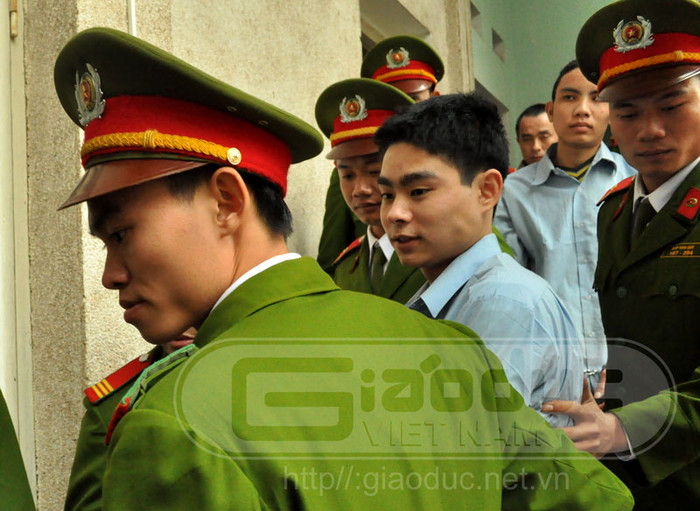 Điệu cười thách thức dư luận hay chỉ là một cách hợm mình của Luyện? Điệu cười thách thức dư luận hay chỉ là một cách hợm mình của Luyện?