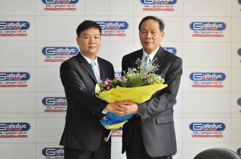 Tổng biên tập Nguyễn Tiến Bình tiếp đón Thượng tướng Nguyễn Văn Rinh trong không khí thân mật