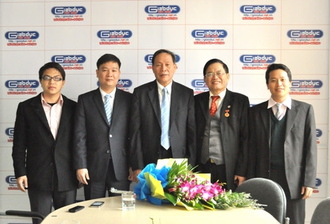 Lãnh đạo Báo chụp ảnh lưu niệm với Thượng tướng Nguyễn Văn Rinh