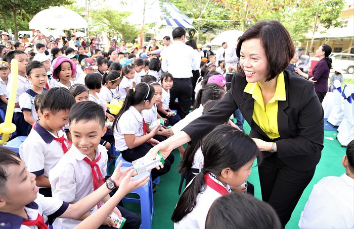 Bà Bùi Thị Hương – Giám đốc Điều hành Vinamilk trao sữa cho các em học sinh. Bà Bùi Thị Hương – Giám đốc Điều hành Vinamilk trao sữa cho các em học sinh.