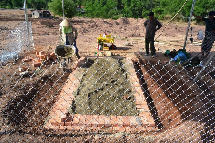 Khu lăng của bà Tài nhân được xây dựng tạm bằng gạch. Ảnh: TL