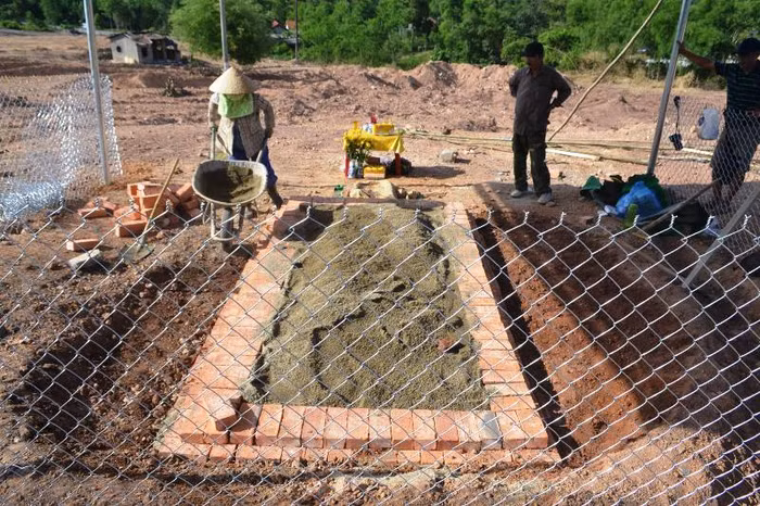 Khu lăng của bà Tài nhân được xây dựng tạm bằng gạch. Ảnh: TL