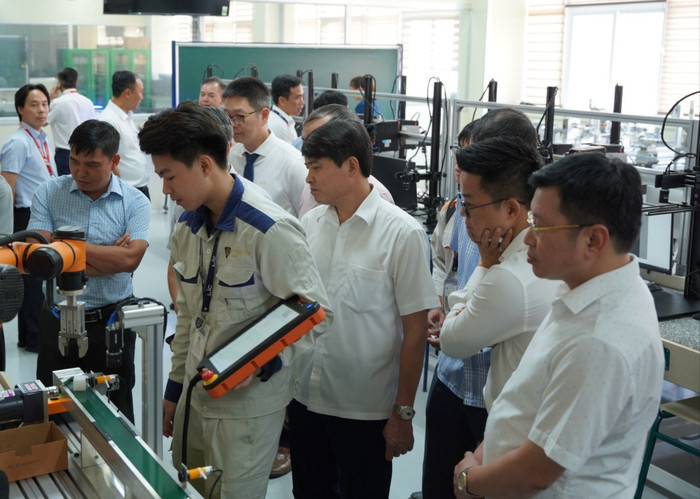 Trường Cao đẳng Lý Thái Tổ cùng các đại biểu tham dự tham quan xưởng thực hành của sinh viên nhà trường. z5623378603642_691d5279fcfb1cad650a62783f9b5349.jpg