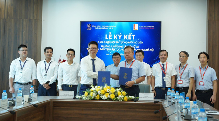 Lễ ký kết thoả thuận hợp tác trong đào tạo giữa Trường Cao đẳng Lý Thái Tổ và Trung tâm Đào tạo liên tục - Đại học Bách khoa Hà Nội. z5623378664482_3addf0718b50094648ba44857be04132.jpg