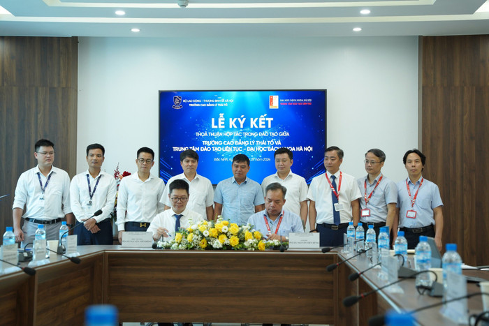 Phó Giáo sư, Tiến sĩ Nguyễn Tiến Đông – Hiệu trưởng Trường Cao đẳng Lý Thái Tổ và Phó Giáo sư, Tiến sĩ Nguyễn Tiến Dũng – Giám đốc Trung tâm đào tạo Liên tục Đại học Bách Khoa Hà Nội ký kết thoả thuận hợp tác. z5623378556308_c8461a520220852a42f21d4414f995f6.jpg