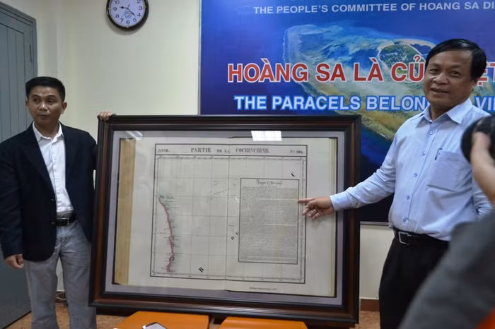 Ông Trần Thắng (trái) trao tặng bản đồ cho UBND huyện đảo Hoàng Sa (Đà Nẵng). Ảnh: An Nguyên Ông Trần Thắng (trái) trao tặng bản đồ cho UBND huyện đảo Hoàng Sa (Đà Nẵng). Ảnh: An Nguyên