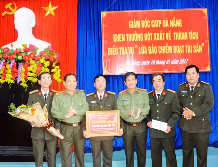 Giám đốc Công an thành phố Đà Nẵng khen thưởng lực lượng phá đường dây mạo danh cán bộ Trung ương lừa đảo chạy chức, chạy quyền. Ảnh: CH