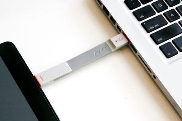 13. Cổng kết nối không gây nhiễu ($13) Các thiết bị kết nối thông thường từ điện thoại sang máy tính thường bị rối do dây cắm quá dài khiến bạn khó chịu và làm mất mĩ quan. Được thiết kế nhỏ gọn chỉ bằng chiếc bút chì, AViiQ's Ready Clips dễ dàng uốn cong và khắc phục được các khó khăn thường gặp phải. 13. Cổng kết nối không gây nhiễu ($13) Các thiết bị kết nối thông thường từ điện thoại sang máy tính thường bị rối do dây cắm quá dài khiến bạn khó chịu và làm mất mĩ quan. Được thiết kế nhỏ gọn chỉ bằng chiếc bút chì, AViiQ's Ready Clips dễ dàng uốn cong và khắc phục được các khó khăn thường gặp phải.