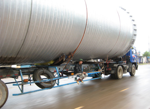 Sáng thì được ngồi thùng xe ngắm cảnh. Sáng thì được ngồi thùng xe ngắm cảnh.