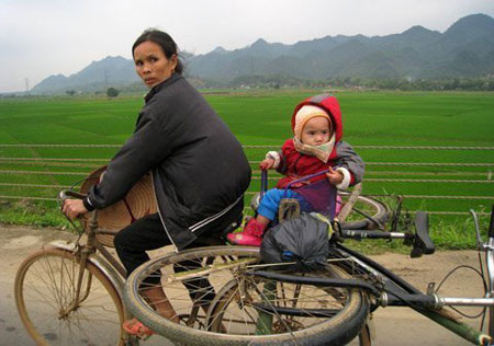 Ngày còn bé:" Khi ông mặt trời thức dậy, mẹ lên rẫy, em đến trường bằng kiểu xe thồ ngang thế đấy" Ngày còn bé:" Khi ông mặt trời thức dậy, mẹ lên rẫy, em đến trường bằng kiểu xe thồ ngang thế đấy"