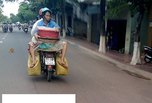 Hôm thì bán tôm bán tép. Hôm thì bán tôm bán tép.