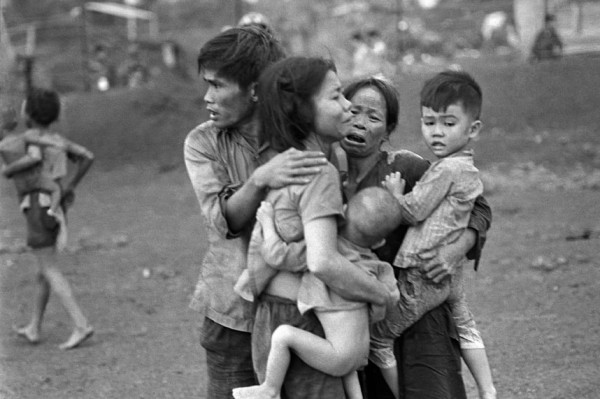 Tháng 6 năm 1965: Những thường dân Việt Nam, trong số ít người sống sót trong hai ngày giao tranh ác liệt, đang tụm lại với nhau sau một cuộc tấn công của quân đội chính phủ Việt Nam Cộng hòa nhằm giành lại căn cứ ở Đồng Xoài, Việt Nam. Tháng 6 năm 1965: Những thường dân Việt Nam, trong số ít người sống sót trong hai ngày giao tranh ác liệt, đang tụm lại với nhau sau một cuộc tấn công của quân đội chính phủ Việt Nam Cộng hòa nhằm giành lại căn cứ ở Đồng Xoài, Việt Nam.