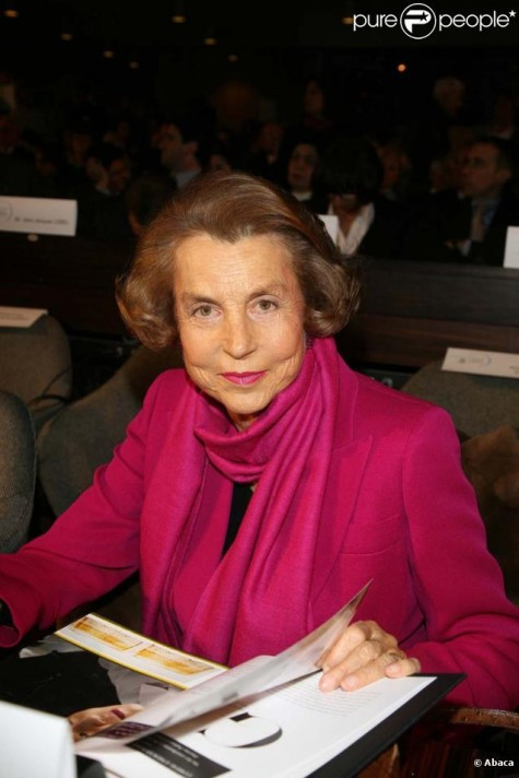 5. Liliane Bettencourt Tổng tài sản: 24 tỷ USD Xếp hạng tỷ phú theo Forbes: 15 Quốc tịch: Pháp Liliane Bettencourt, nữ tỷ phú giàu nhất châu Âu và là người thừa kế Tập đoàn mỹ phẩm khổng lồ L’Oreal dù nắm trong tay 24 tỷ USD nhưng lại không được quyền quản lý tài sản do chứng mất trí nhớ của tuổi già. Toàn bộ số tiền hiện đang thuộc quyền quản lý của cô con gái của bà. 5. Liliane Bettencourt Tổng tài sản: 24 tỷ USD Xếp hạng tỷ phú theo Forbes: 15 Quốc tịch: Pháp Liliane Bettencourt, nữ tỷ phú giàu nhất châu Âu và là người thừa kế Tập đoàn mỹ phẩm khổng lồ L’Oreal dù nắm trong tay 24 tỷ USD nhưng lại không được quyền quản lý tài sản do chứng mất trí nhớ của tuổi già. Toàn bộ số tiền hiện đang thuộc quyền quản lý của cô con gái của bà.