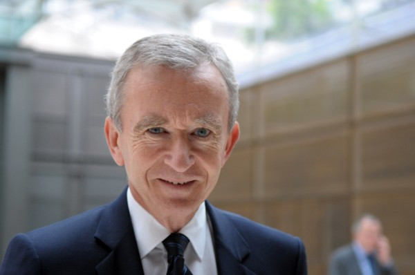 1. Bernard Arnault Tổng tài sản: 41 tỷ USD Xếp hạng tỷ phú theo Forbes: 4 Quốc tịch: Pháp Arnault là chủ tịch của tập đoàn LVMH cực kỳ sang trọng với thương hiệu thời trang Louis Vuitton nổi tiếng. Ông cũng sở hữu cổ phần tại Bulgari, Hermes và Carrefour. Ngoài việc là người giàu nhất thứ tư người đàn ông trên thế giới, ông cũng là người đàn ông giàu nhất ở châu Âu. Gần đây, Bernard Arnault đang bị chỉ trích khi nộp đơn xin làm công dân Bỉ để tránh thuế ở nước Pháp. 1. Bernard Arnault Tổng tài sản: 41 tỷ USD Xếp hạng tỷ phú theo Forbes: 4 Quốc tịch: Pháp Arnault là chủ tịch của tập đoàn LVMH cực kỳ sang trọng với thương hiệu thời trang Louis Vuitton nổi tiếng. Ông cũng sở hữu cổ phần tại Bulgari, Hermes và Carrefour. Ngoài việc là người giàu nhất thứ tư người đàn ông trên thế giới, ông cũng là người đàn ông giàu nhất ở châu Âu. Gần đây, Bernard Arnault đang bị chỉ trích khi nộp đơn xin làm công dân Bỉ để tránh thuế ở nước Pháp.