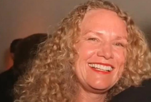 4. Christy Walton Tổng tài sản: 25,3 tỷ USD Xếp hạng tỷ phú theo Forbes: 10 Quốc tịch: Mỹ Walton là người thừa kế đế chế Wal-Mart, một thương hiệu nổi tiếng trong kinh doanh thời trang bán lẻ lớn nhất thế giới. Tuy nhiên, gần đây, do tình hình kinh tế khó khăn, công ty đã phải đóng cửa văn phòng New York và cho biết sẽ tập trung vào các mặt hàng thiết yếu hơn như vớ và áo thun thay vì thời trang cao cấp. Christy Walton, Jim Walton và S. Robson Walton là ba người đồng sở hữu số tài sản 25,3 tỷ USD nhưng Christy Walton là đại diện của gia đình Walton. 4. Christy Walton Tổng tài sản: 25,3 tỷ USD Xếp hạng tỷ phú theo Forbes: 10 Quốc tịch: Mỹ Walton là người thừa kế đế chế Wal-Mart, một thương hiệu nổi tiếng trong kinh doanh thời trang bán lẻ lớn nhất thế giới. Tuy nhiên, gần đây, do tình hình kinh tế khó khăn, công ty đã phải đóng cửa văn phòng New York và cho biết sẽ tập trung vào các mặt hàng thiết yếu hơn như vớ và áo thun thay vì thời trang cao cấp. Christy Walton, Jim Walton và S. Robson Walton là ba người đồng sở hữu số tài sản 25,3 tỷ USD nhưng Christy Walton là đại diện của gia đình Walton.