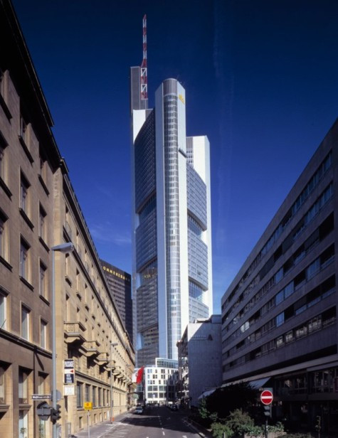 7. Commerzbank Tower (Frankfurt, Đức) – 259m Tòa nhà có tổng cộng 56 tầng, rộng 121.000 m2. Phần lớn diện tích được sử dụng là trụ sở cho Ngân hàng Commerzbank. 7. Commerzbank Tower (Frankfurt, Đức) – 259m Tòa nhà có tổng cộng 56 tầng, rộng 121.000 m2. Phần lớn diện tích được sử dụng là trụ sở cho Ngân hàng Commerzbank.