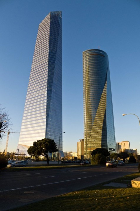 10. Torre de Cristal (Madrid, Tây Ban Nha) – 250m Torre de Cristal là một tòa nhà chọc trời thuộc dự án Khu thương mại Cuatro Torres ở thủ đô Madrid (Tây Ban Nha). Đây cũng là tòa nhà cao thứ 2 ở Tây Ban Nha. 10. Torre de Cristal (Madrid, Tây Ban Nha) – 250m Torre de Cristal là một tòa nhà chọc trời thuộc dự án Khu thương mại Cuatro Torres ở thủ đô Madrid (Tây Ban Nha). Đây cũng là tòa nhà cao thứ 2 ở Tây Ban Nha.