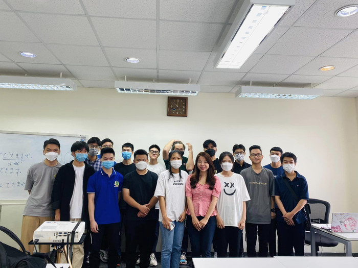 Cô Hương (áo hồng) cùng các viên Trường Đại học Việt Nhật - Đại học Quốc gia Hà Nội. (Ảnh: NVCC) Cô Hương (áo hồng) cùng các viên Trường Đại học Việt Nhật - Đại học Quốc gia Hà Nội. (Ảnh: NVCC)