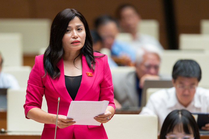 Đại biểu Thái Quỳnh Mai Dung - Đoàn Đại biểu Quốc hội tỉnh Vĩnh Phúc đề cập đến việc lãng phí hơn 80 tỷ đồng khi không tiếp tục sử dụng sách giáo khoa lớp 1. Ảnh: quochoi.vn. Đại biểu Thái Quỳnh Mai Dung - Đoàn Đại biểu Quốc hội tỉnh Vĩnh Phúc đề cập đến việc lãng phí hơn 80 tỷ đồng khi không tiếp tục sử dụng sách giáo khoa lớp 1. Ảnh: quochoi.vn.