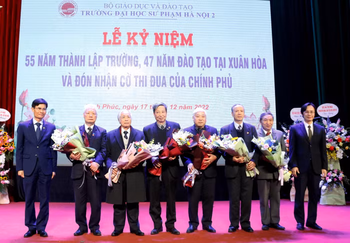 Tri ân đến các thế hệ cán bộ giảng viên đi trước của nhà trường.