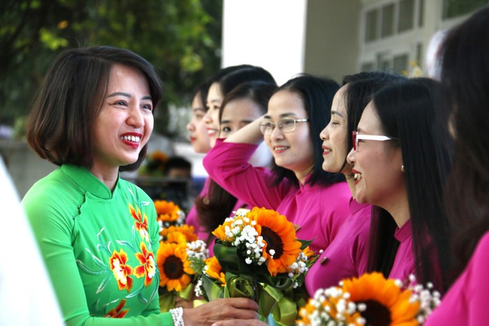 Hiệu trưởng Ngô Thị Diệp Lan tặng hoa cảm ơn đồng nghiệp. Hiệu trưởng Ngô Thị Diệp Lan tặng hoa cảm ơn đồng nghiệp.