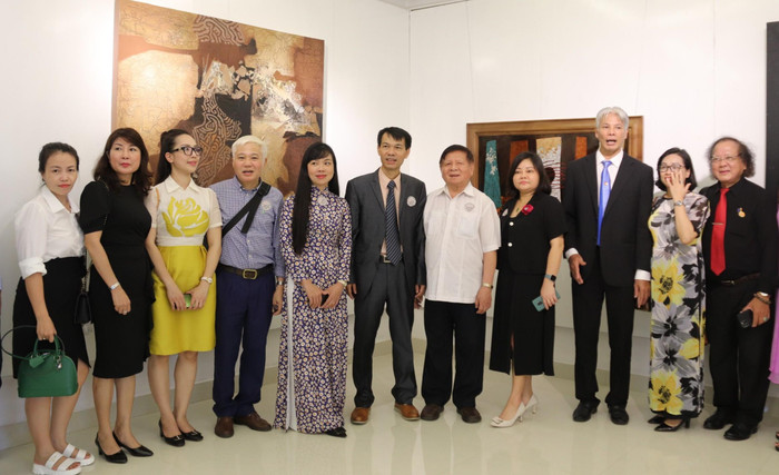 Lãnh đạo Hiệp hội chụp ảnh kỷ niệm cùng các đại biểu dự hội thảo.