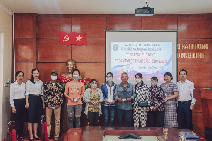 Bảo hiểm xã hội quận Dương Kinh tổ chức hội nghị trao tặng thẻ bảo hiểm y tế cho 10 người dân có hoàn cảnh khó khăn trên địa bàn quận.